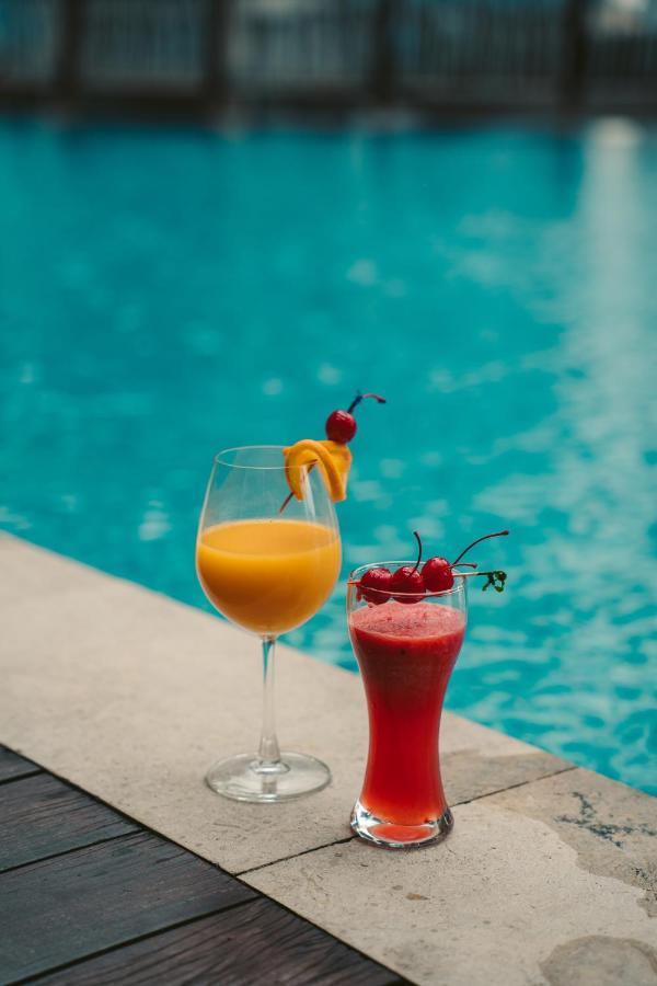 St Giles Gardens Hotel Κουάλα Λουμπούρ Εξωτερικό φωτογραφία A mango lassi (left) and a strawberry lassi (right)